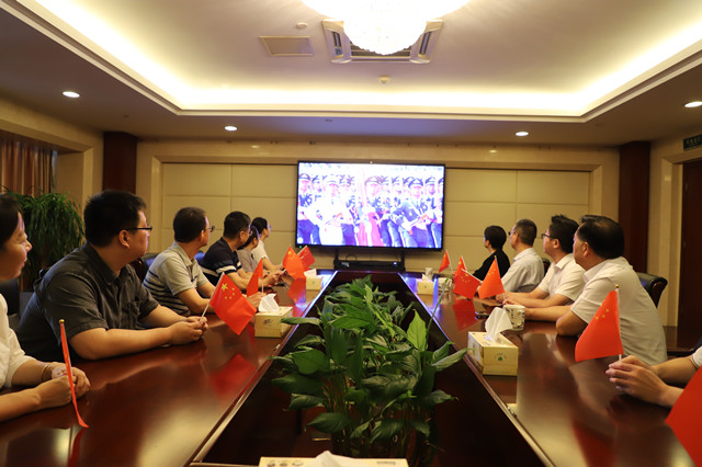 1常運(yùn)集團(tuán)公司領(lǐng)導(dǎo)和管理人員一起收看紀(jì)念中國人民抗日戰(zhàn)爭暨世界反法西斯戰(zhàn)爭勝利80周年閱兵式直播1